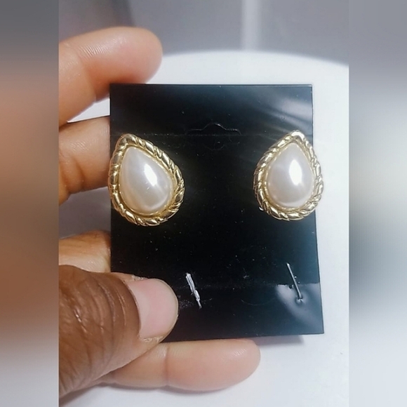 Teardrop Faux Pearl Clip on Earrings. 🌴 - Picture 1 of 5